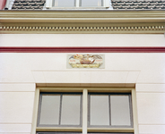 840424 Afbeelding van de gerestaureerde gevelsteen 'Sinterniclaes 1618-1997' in de voorgevel van het pand Oudegracht ...